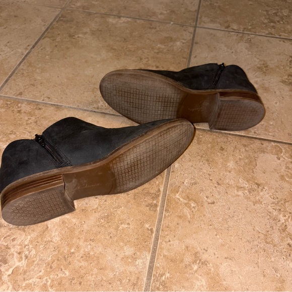 Black Ankle Boots with Sleek Design and Versatile Style - Picture 6 of 6